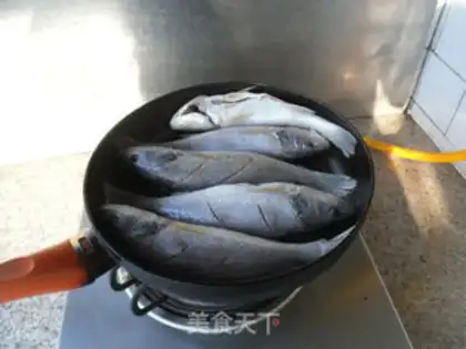 Make Fried yellowfish step 1