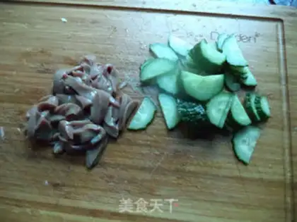 Make cucumber pig
