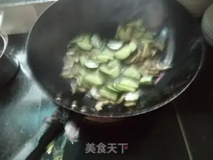 Make cucumber pig