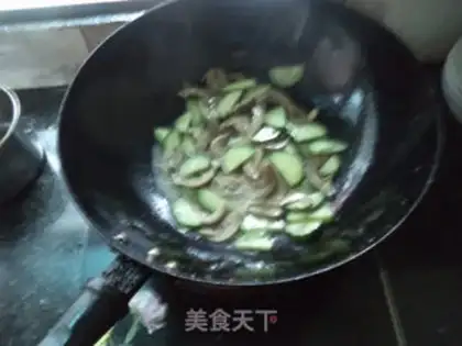 Make cucumber pig