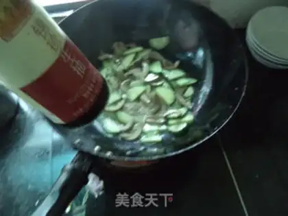 Make cucumber pig