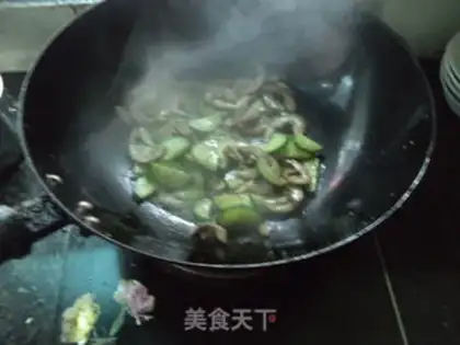 Make cucumber pig