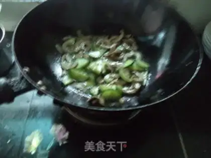 Make cucumber pig