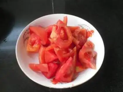 Make Tomato fried eggs step 1