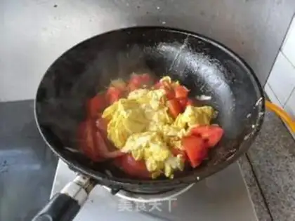 Make Tomato fried eggs step 4