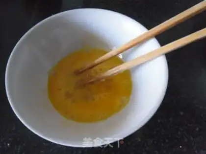 Make Tomato omelet soup step 1