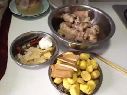 Make Chestnut beans dry-burn pig feet step 0