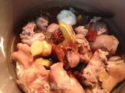 Make Chestnut beans dry-burn pig feet step 1