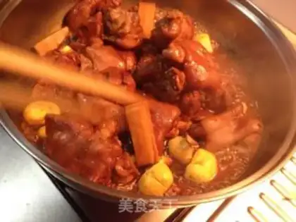 Make Chestnut beans dry-burn pig feet step 4