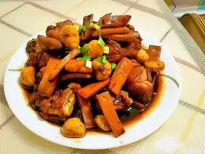 Make Chestnut beans dry-burn pig feet step 6