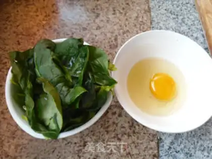 Make Spinach and eggflower soup step 0