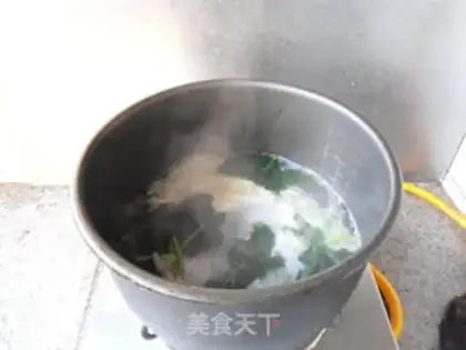 Make Spinach and eggflower soup step 4
