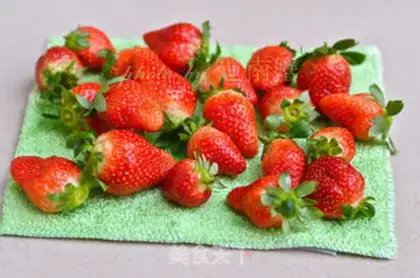 Make Strawberry cream cake step 10