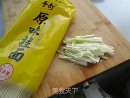 Make Onion noodles step 0