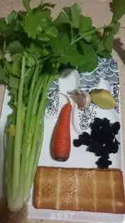 Make The celery fragrance is fried wood step 0