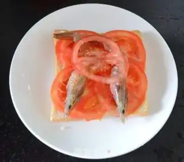 Make Shrimp tomato toast pizza step 4