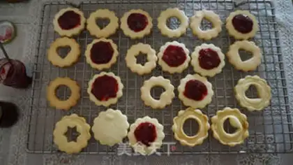 Make Berry crackers step 12