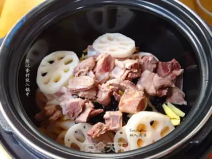 Make Black Bean Lotus Bone soup step 4