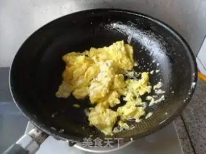 Make Eggs and tomatoes step 2
