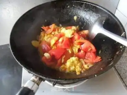 Make Eggs and tomatoes step 4