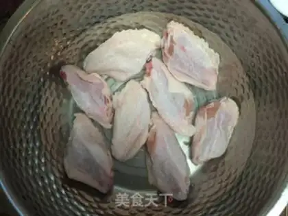 Make Three-juice chicken wings step 0