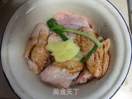 Make Three-juice chicken wings step 1