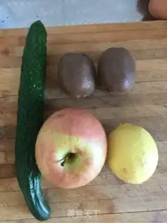 Make Monkey cucumber apple juice step 0