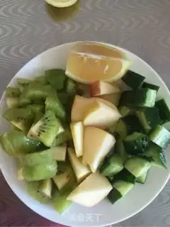 Make Monkey cucumber apple juice step 2