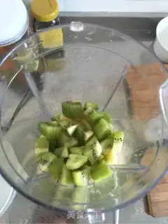 Make Monkey cucumber apple juice step 3