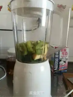 Make Monkey cucumber apple juice step 4