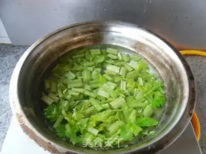 Make Celery with peanuts step 5