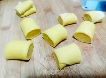 Make Smelt pumpkin rolls step 6