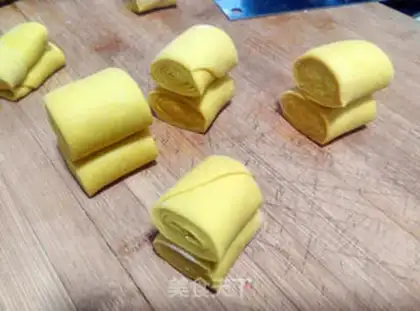 Make Smelt pumpkin rolls step 7