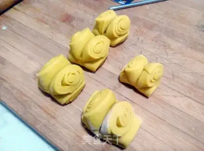 Make Smelt pumpkin rolls step 10