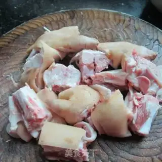 Make Red dates steam pig feet step 1