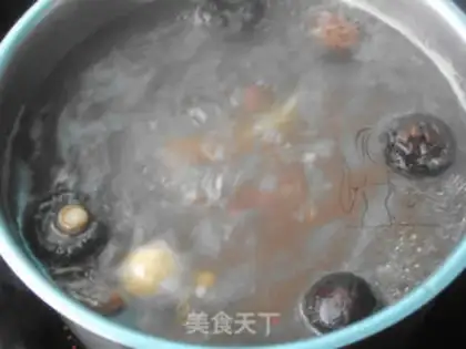 Make Chestnut mushrooms and chicken soup step 4