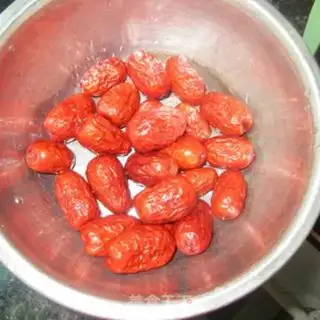 Make Red dates steam pig feet step 4