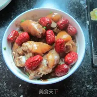 Make Red dates steam pig feet step 5