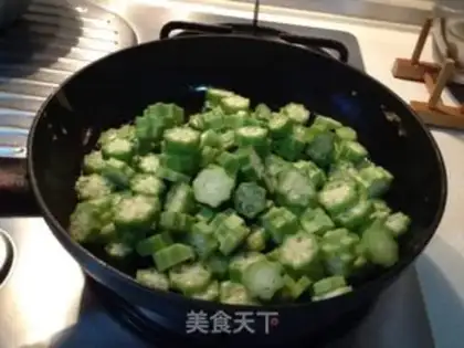 Make Scrambled eggs step 1