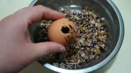 Make A greasy rice egg step 5