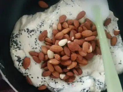 Make Almonds, black sesame oxen step 7