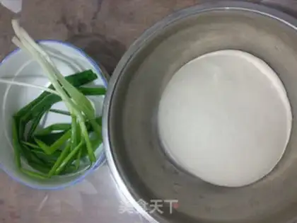 Make Hot noodle onions step 1