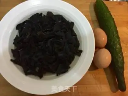 Make cucumber-mucked eggs step 0