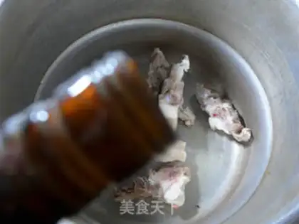 Make Soup with the greasy noodles step 1