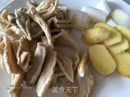 Make radish-dry mushroom chicken step 2