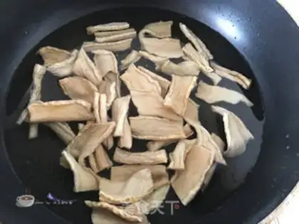 Make radish-dry mushroom chicken step 4