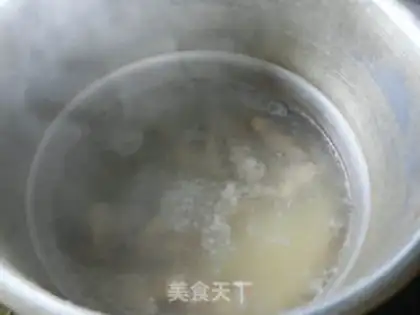 Make Soup with the greasy noodles step 4