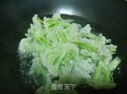 Make Spicy pan shrimp step 1