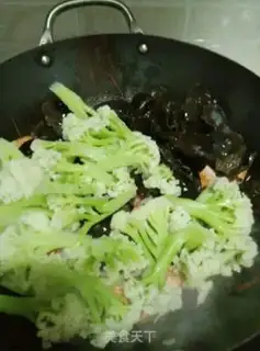 Make Spicy pan shrimp step 5