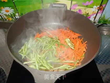 Make Weenie fried corn noodles step 5